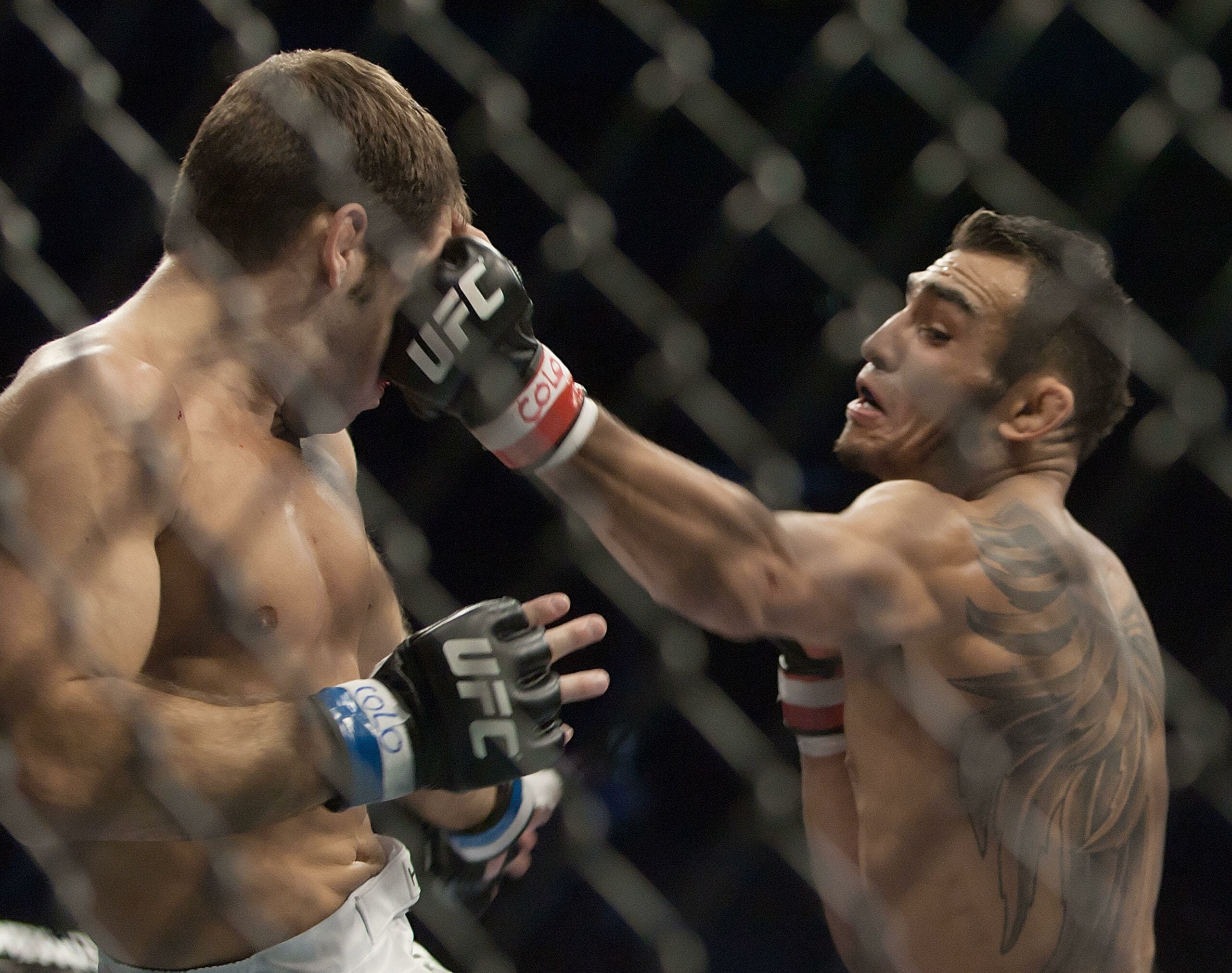 TONY FERGUSON, à direita, acerta um golpe com a esquerda em AARON RILEY, à esquerda, durante o UFC 135 no Pepsi Center no sábado à noite. FERGUSON vence por nocaute técnico no primeiro round contra RILEY.