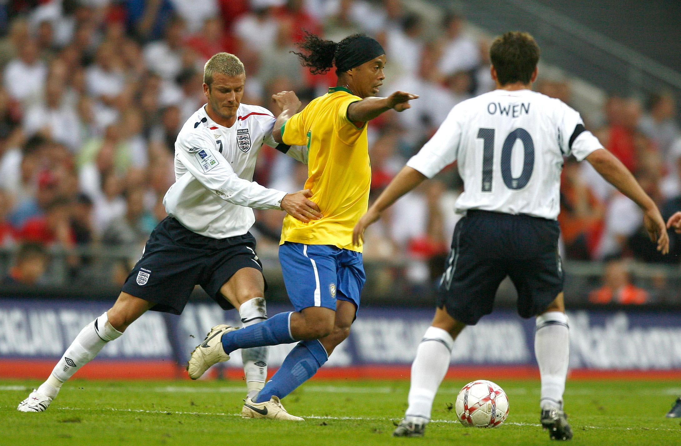 Ronaldinho Gaúcho jogando contra David Beckham, Inglaterra