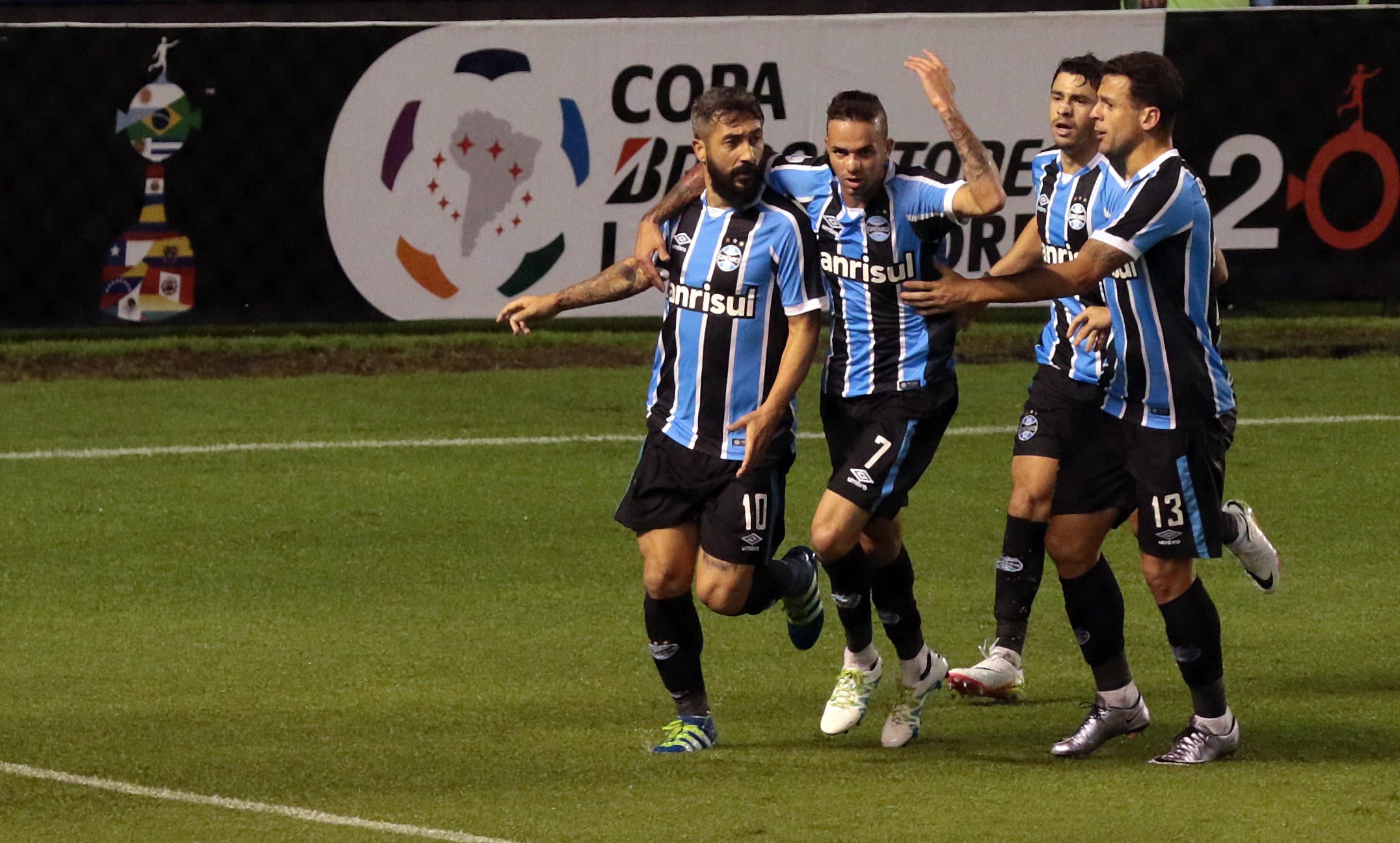 Jogadores do Grêmio do Brasil comemoram gol durante a partida da fase de grupos da Copa Libertadores contra a Universidad de Los Andes do Equador, em Casa Blanca, em Quito, Equador