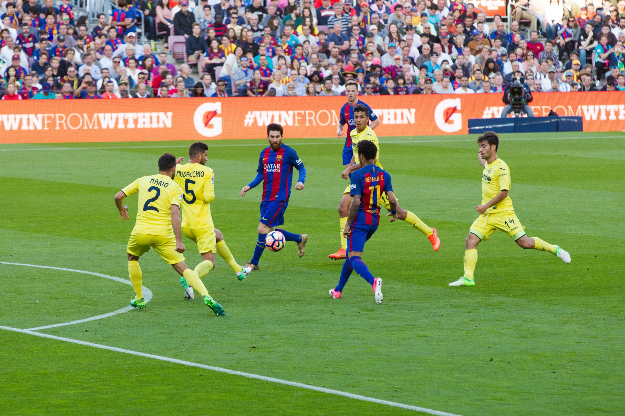 Lionel Messi e Neymar Jr. em ação pelo Barcelona contra o Villarreal, durante uma partida de La Liga, cercados por defensores adversários.