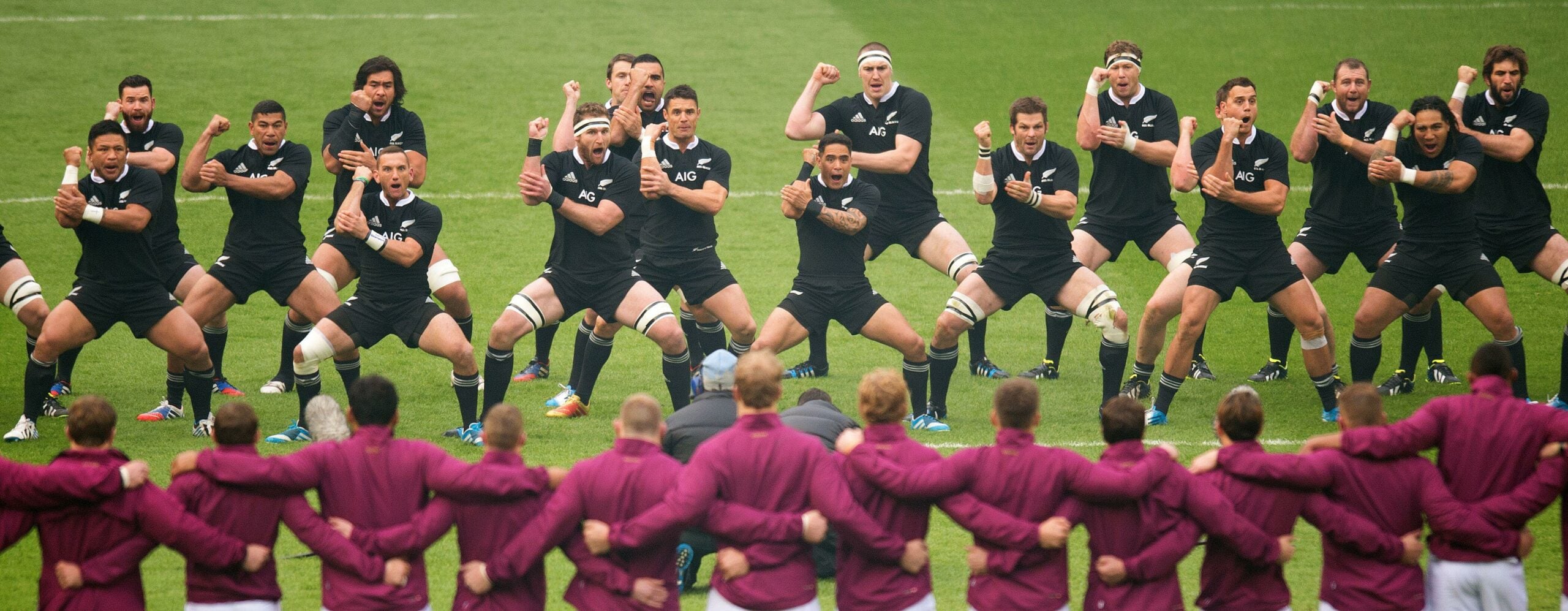 Jogadores fazendo o haka - All Blacks