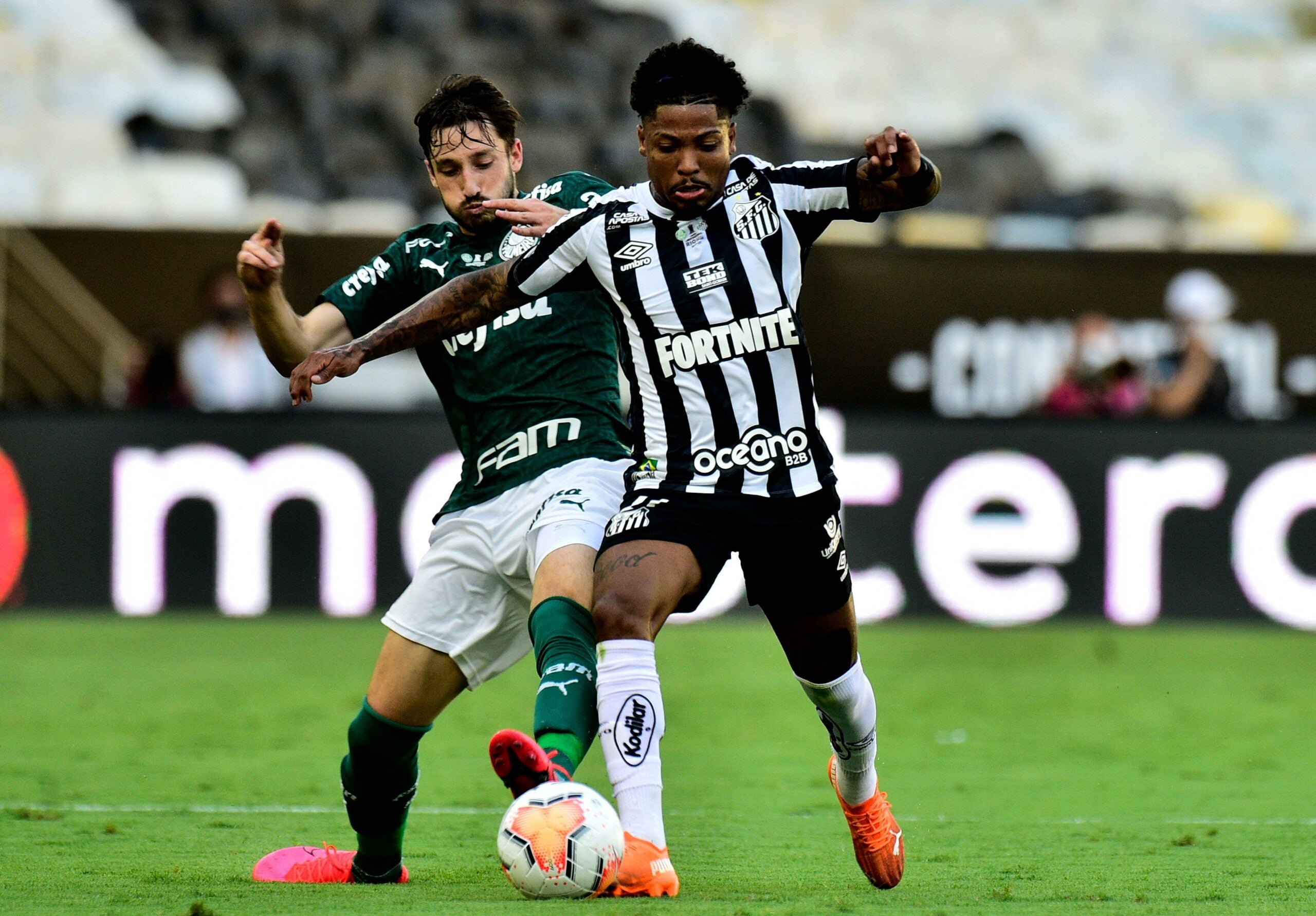 Marinho, do Santos, contra Matias Viña, do Palmeiras