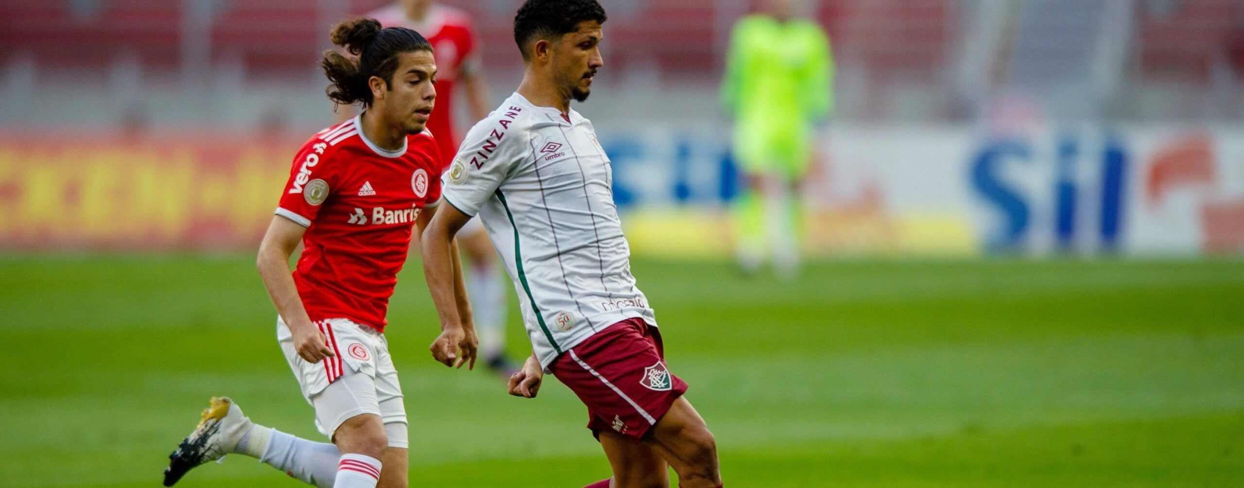 Nonato do Internacional disputa o lance com Yuri Lima do Fluminense durante a partida entre Internacional e Fluminense