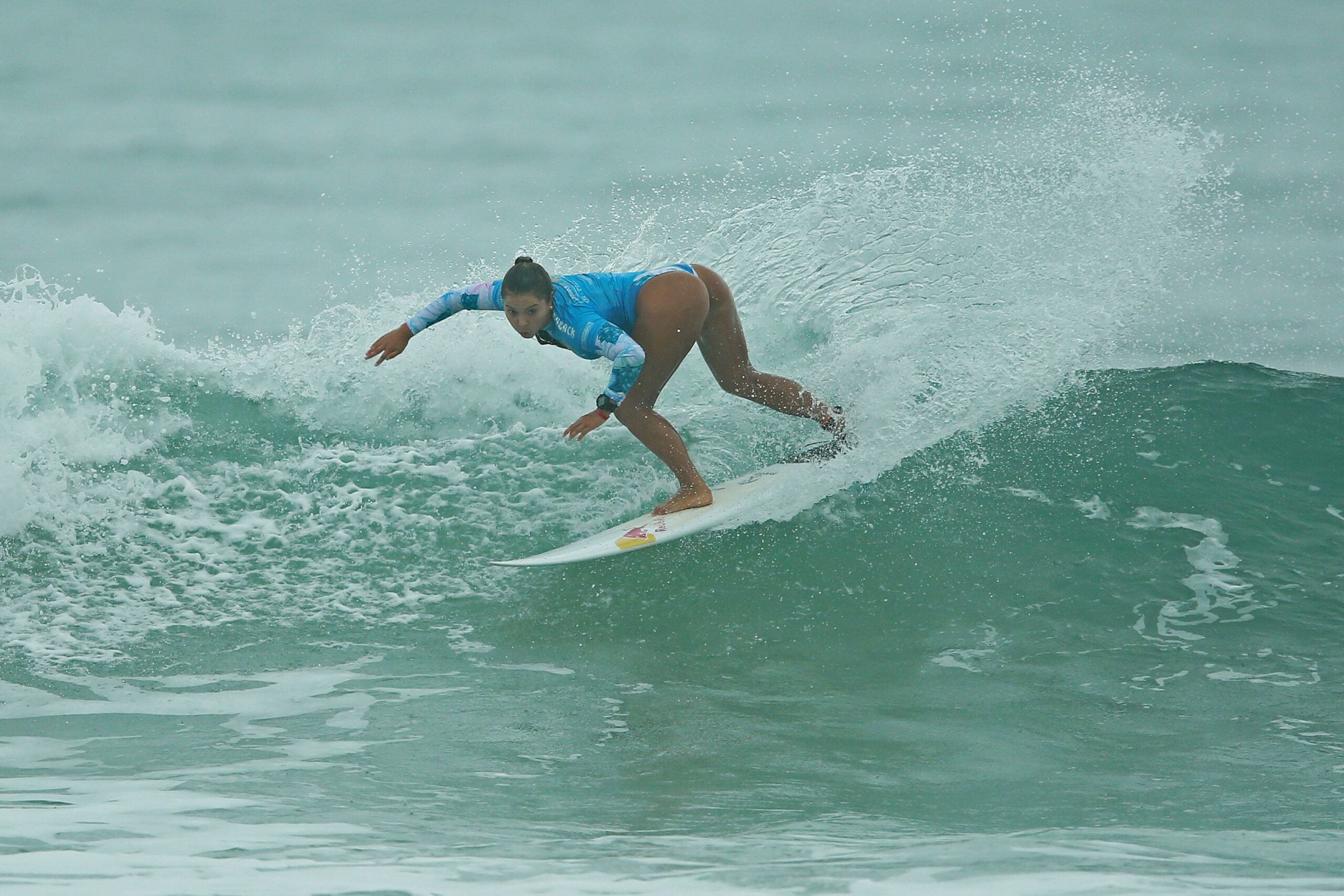 Taina Hinckel surfando em mar