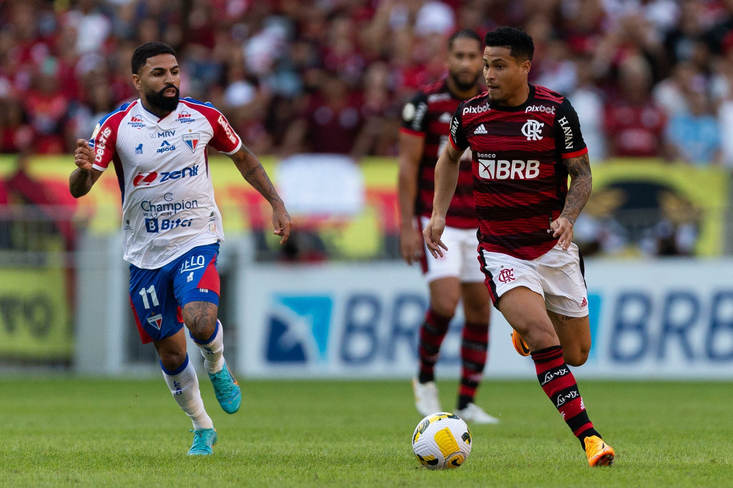 João Gomes, do Flamengo, contra jogador do Fortaleza