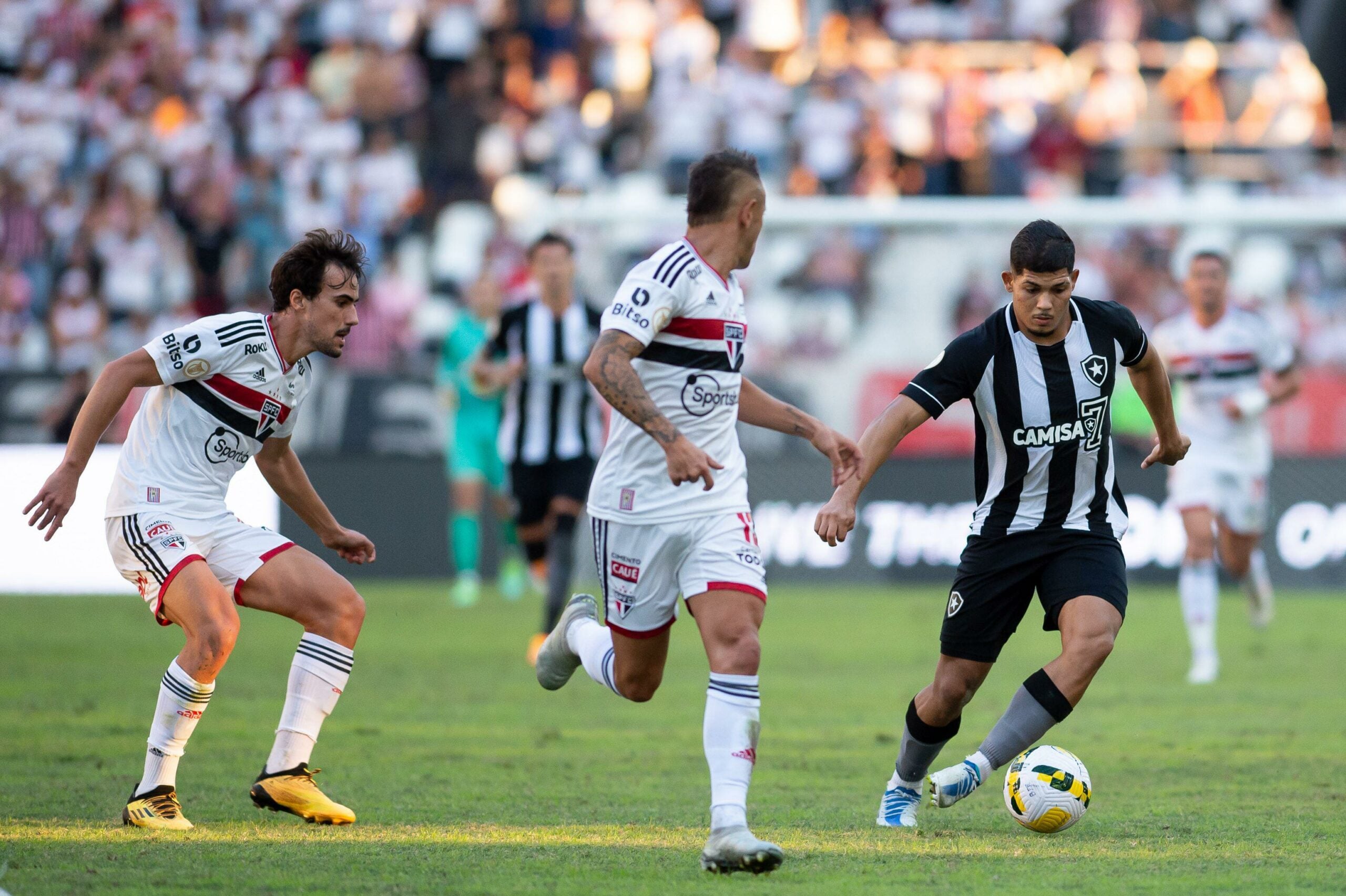 Jogadores do Botafogo com a bola em jogo contra o São Paulo
