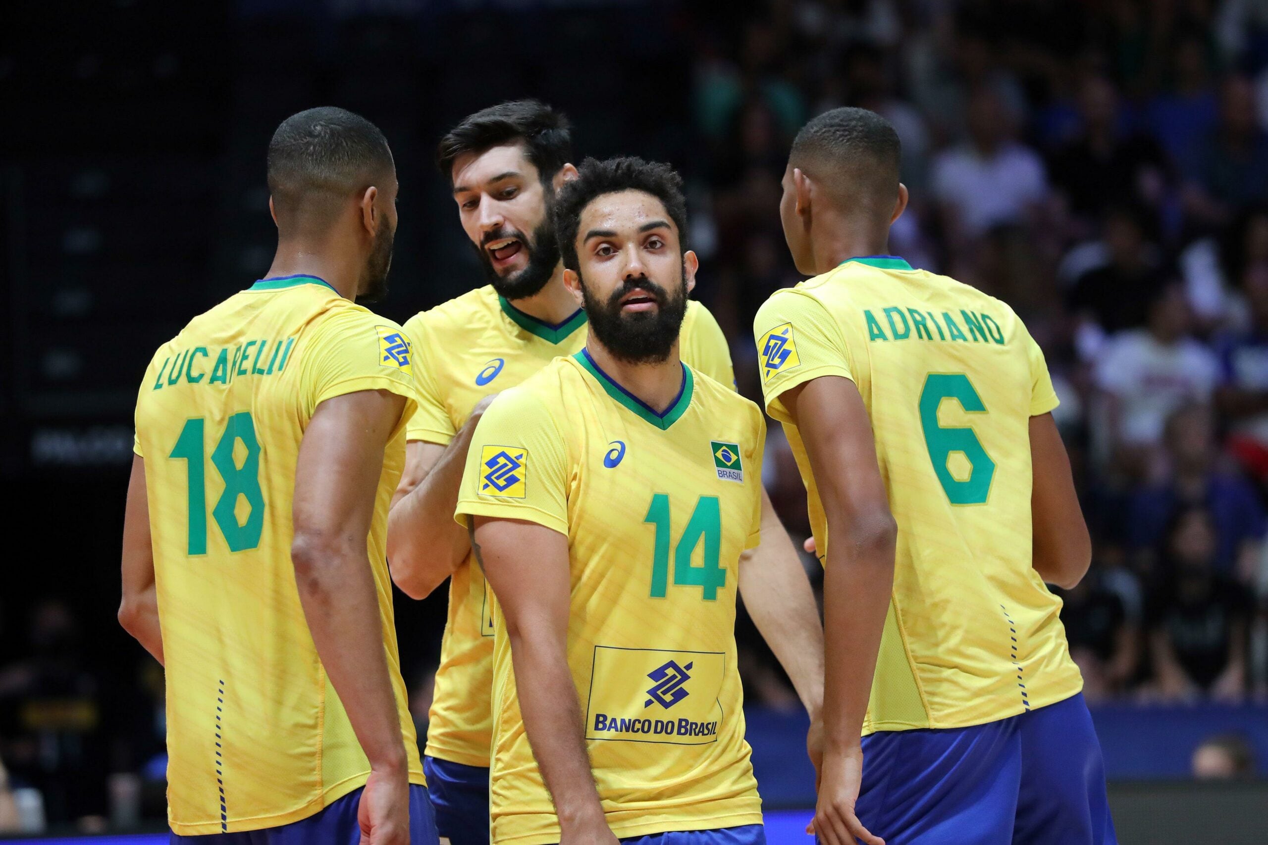 Fernando Kreling e outros jogadores da seleção de vôlei