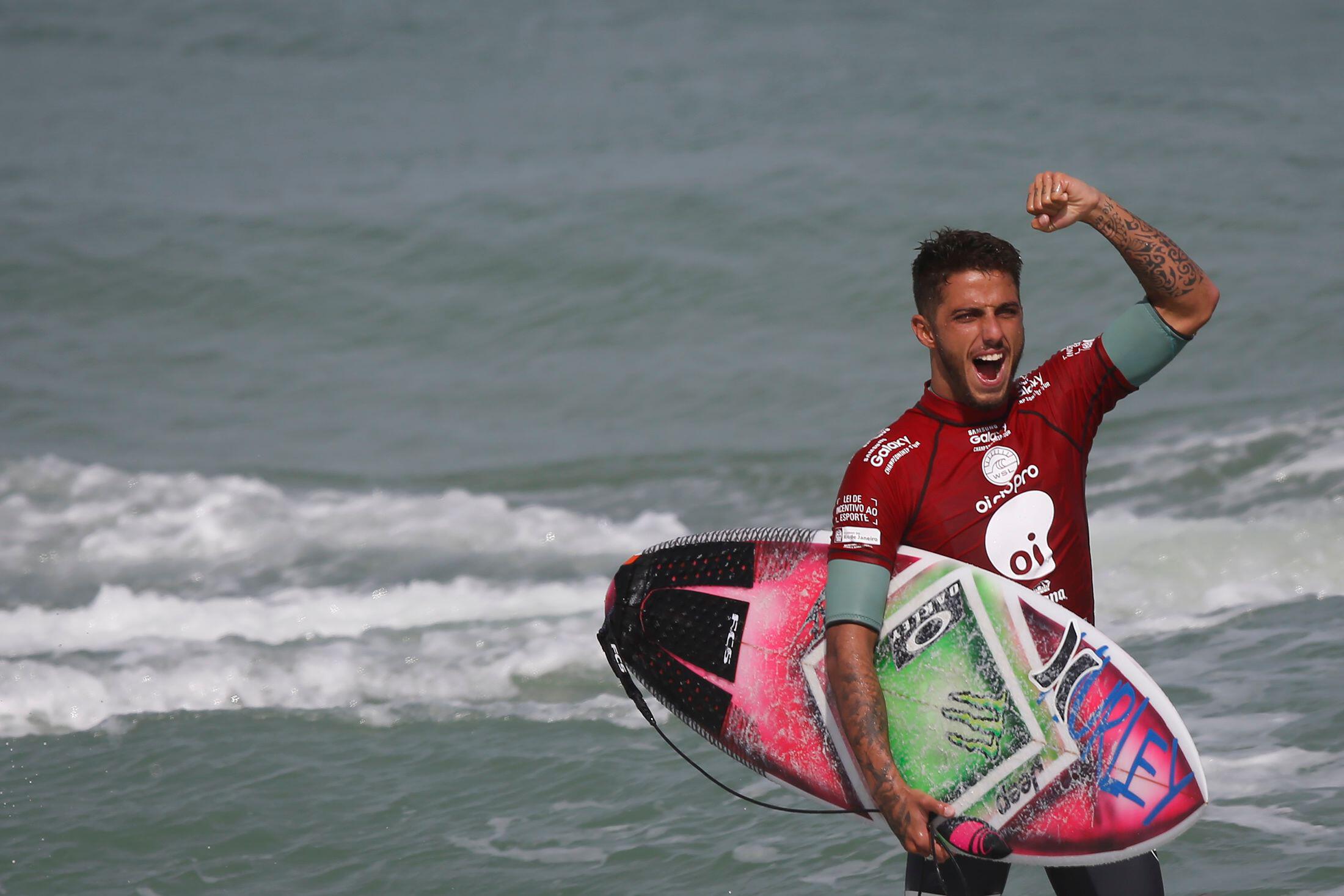Filipe Toledo com prancha em praia