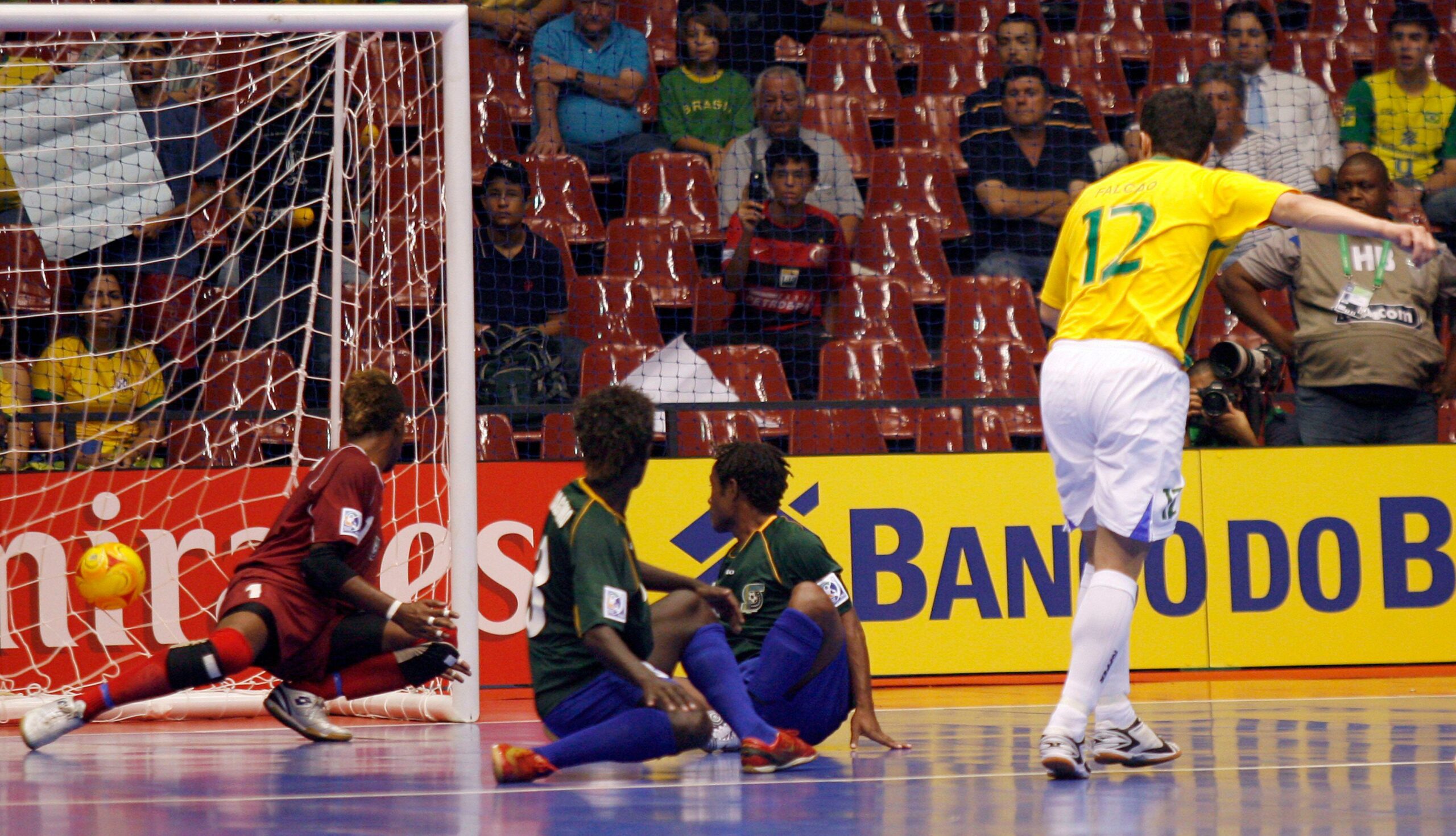 Falcão, do Brasil (12), marca um gol contra as Ilhas Salomão durante uma partida da Copa do Mundo de Futsal da FIFA 2008, em Brasília, na quinta-feira, 2 de outubro de 2008. (Foto AP/Eraldo Peres)