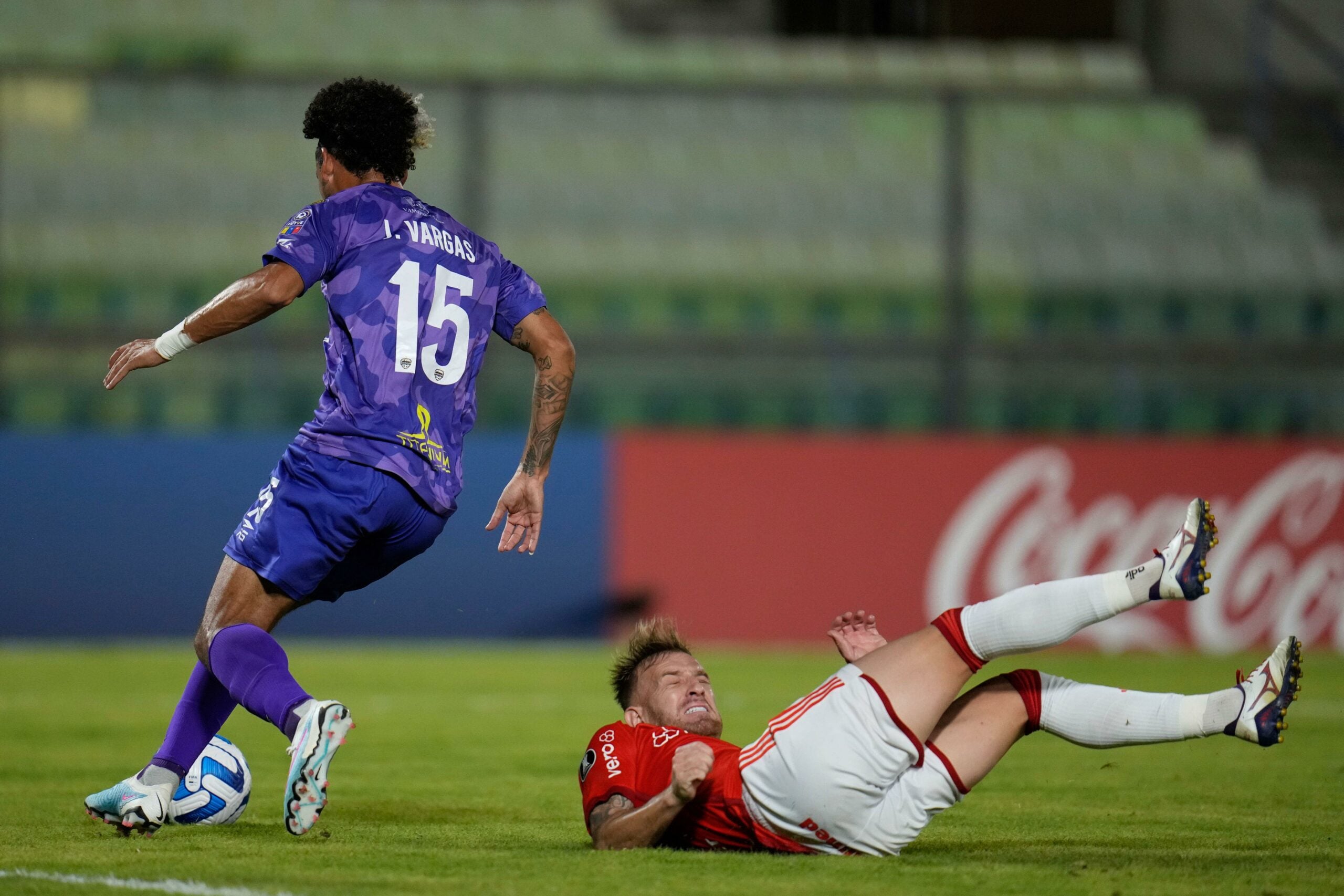 Jogador do Internacional caído
