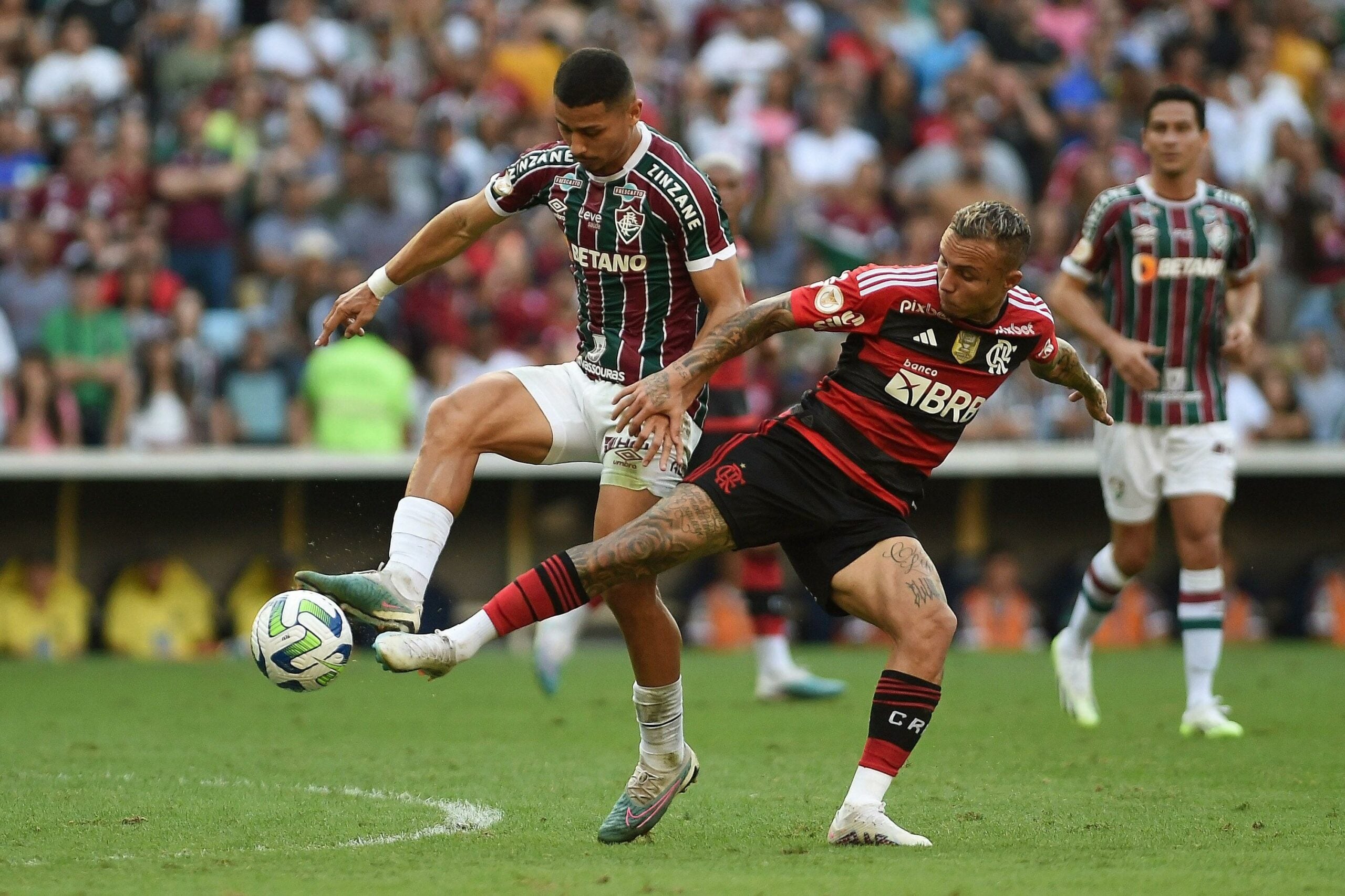 Jogador do Fluminense e jogador do Flamengo em duelo