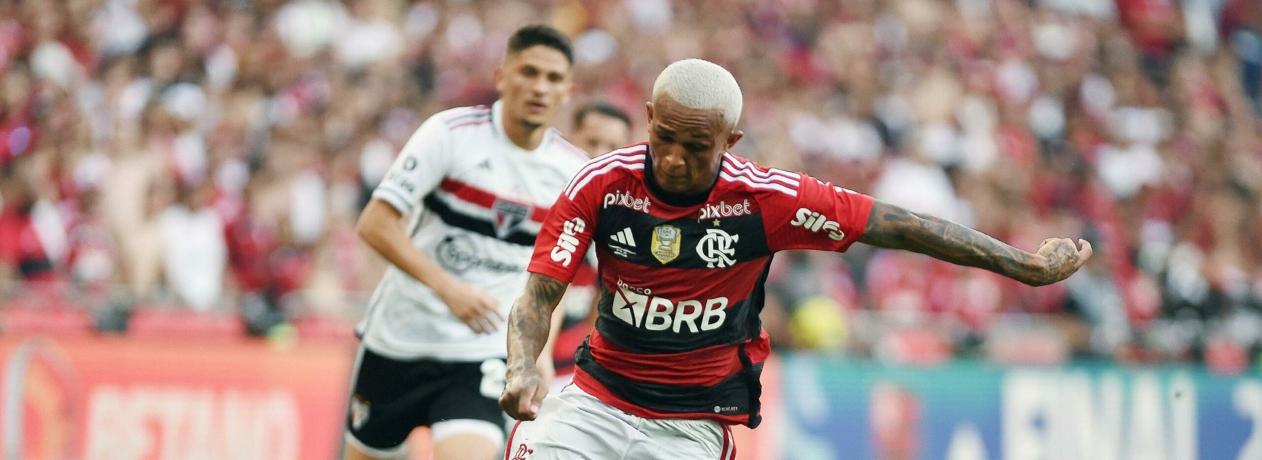 Jogador do Flamengo em partida contra o São Paulo