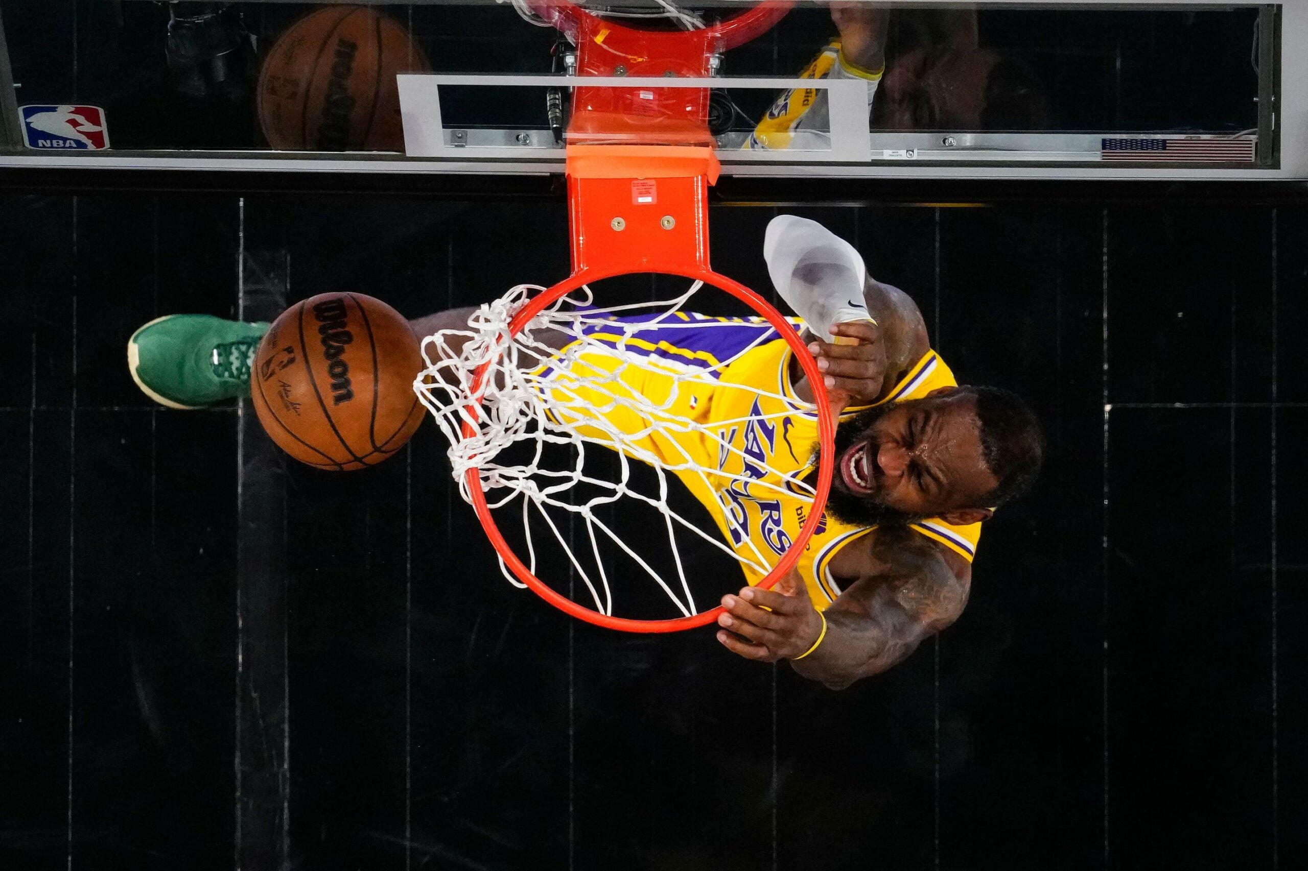 LeBron James marcando cesta