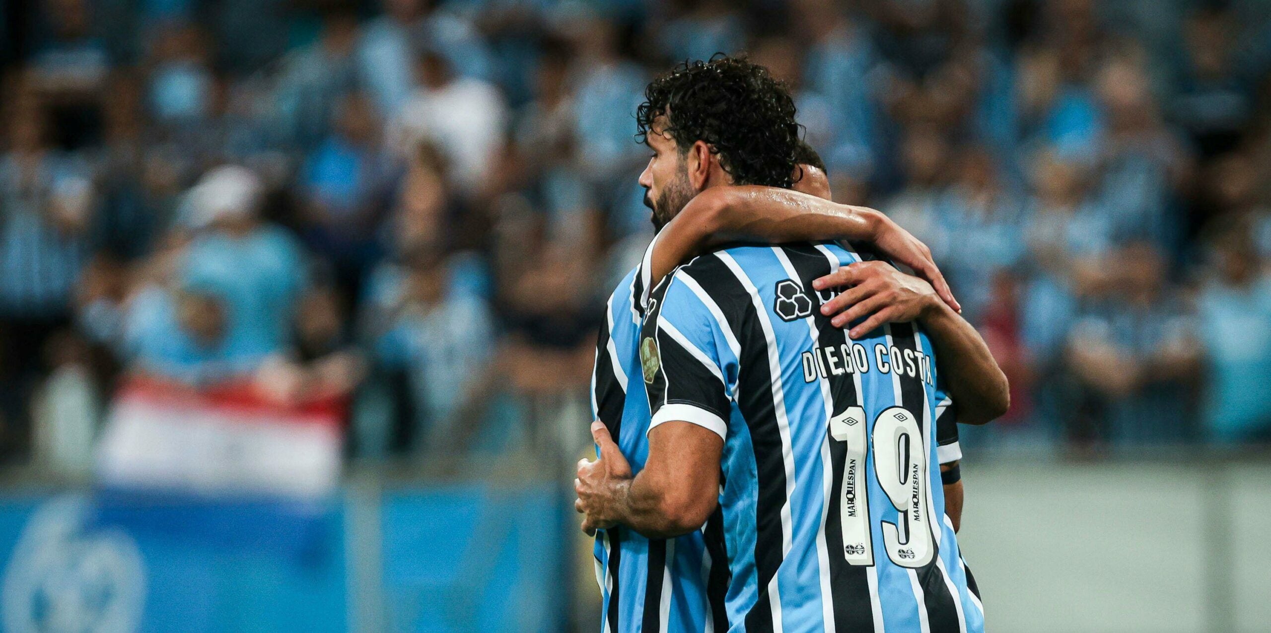Jogadores do Grêmio abraçados