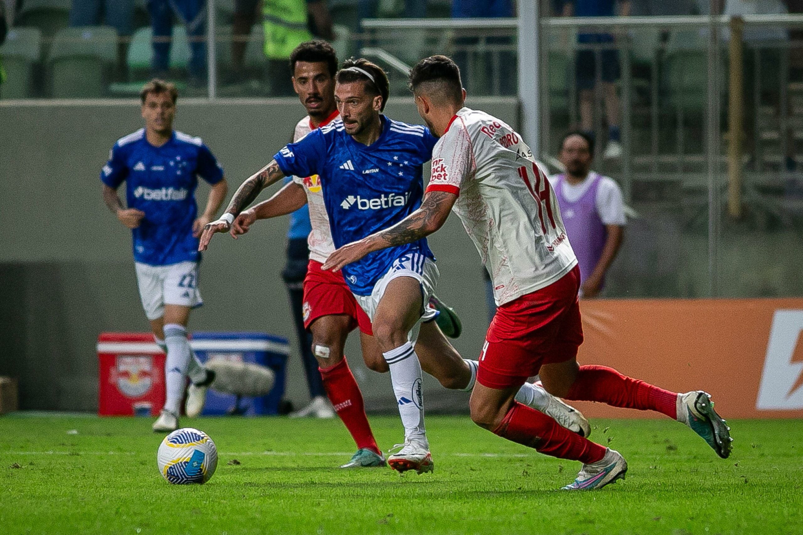 Jogadores do Cruzeiro e do Red Bull Bragantino