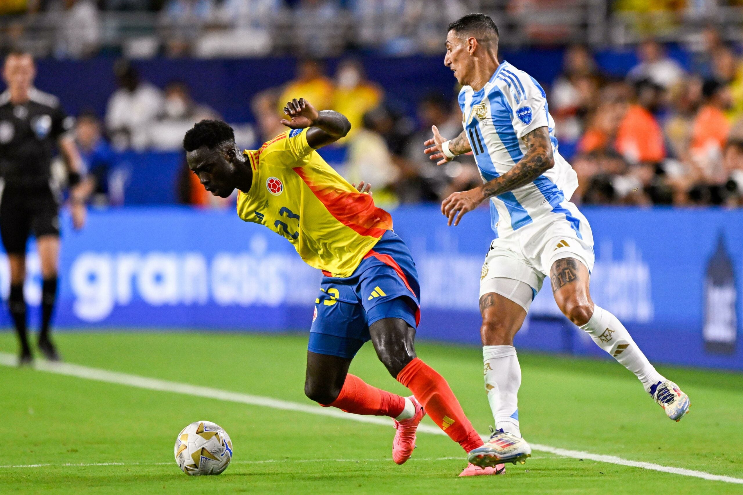 Davinson Sanchez, da Colômbia, contra Angel Di Maria, da Argentina