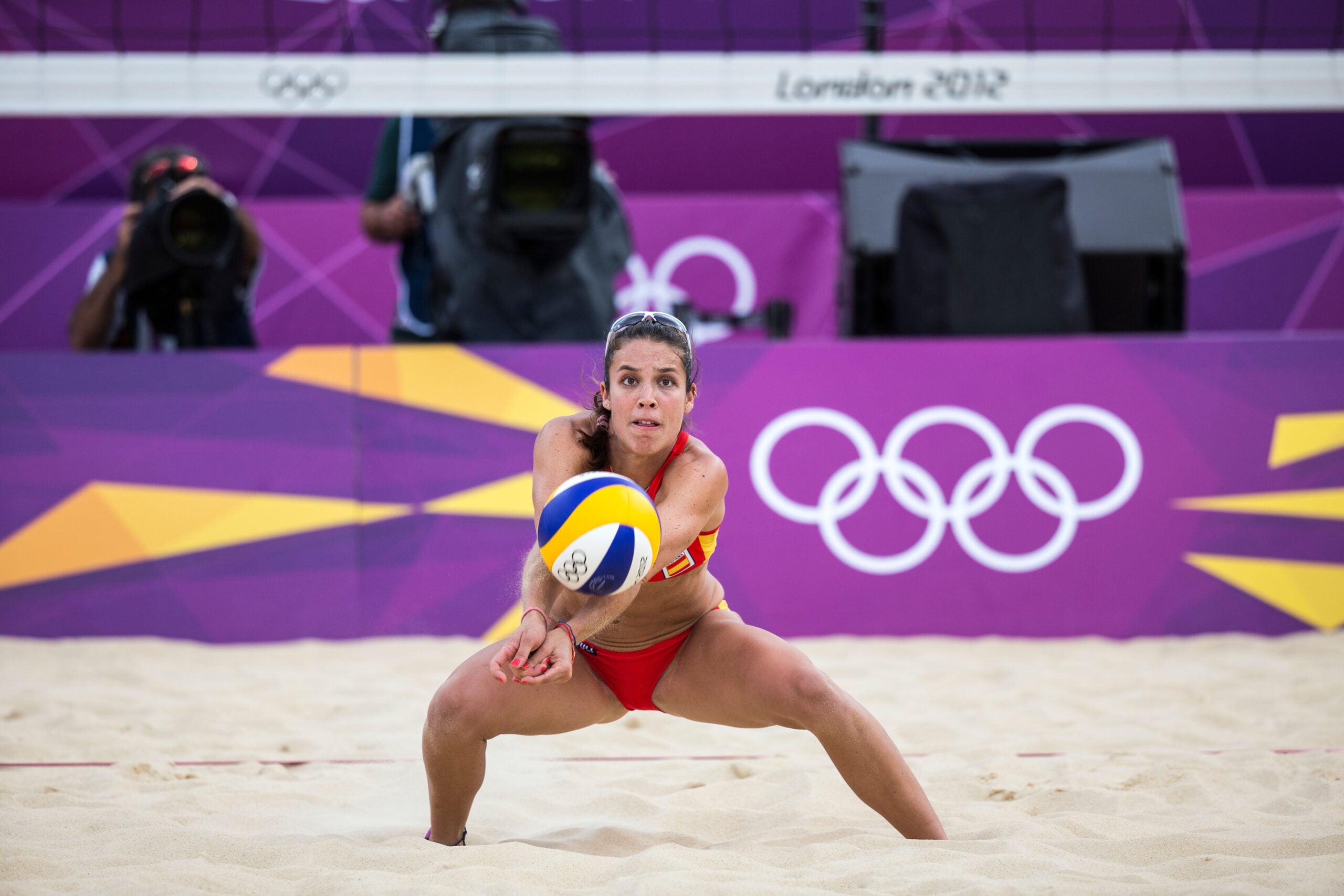 Elsa Baquerizo jogando volêi de praia
