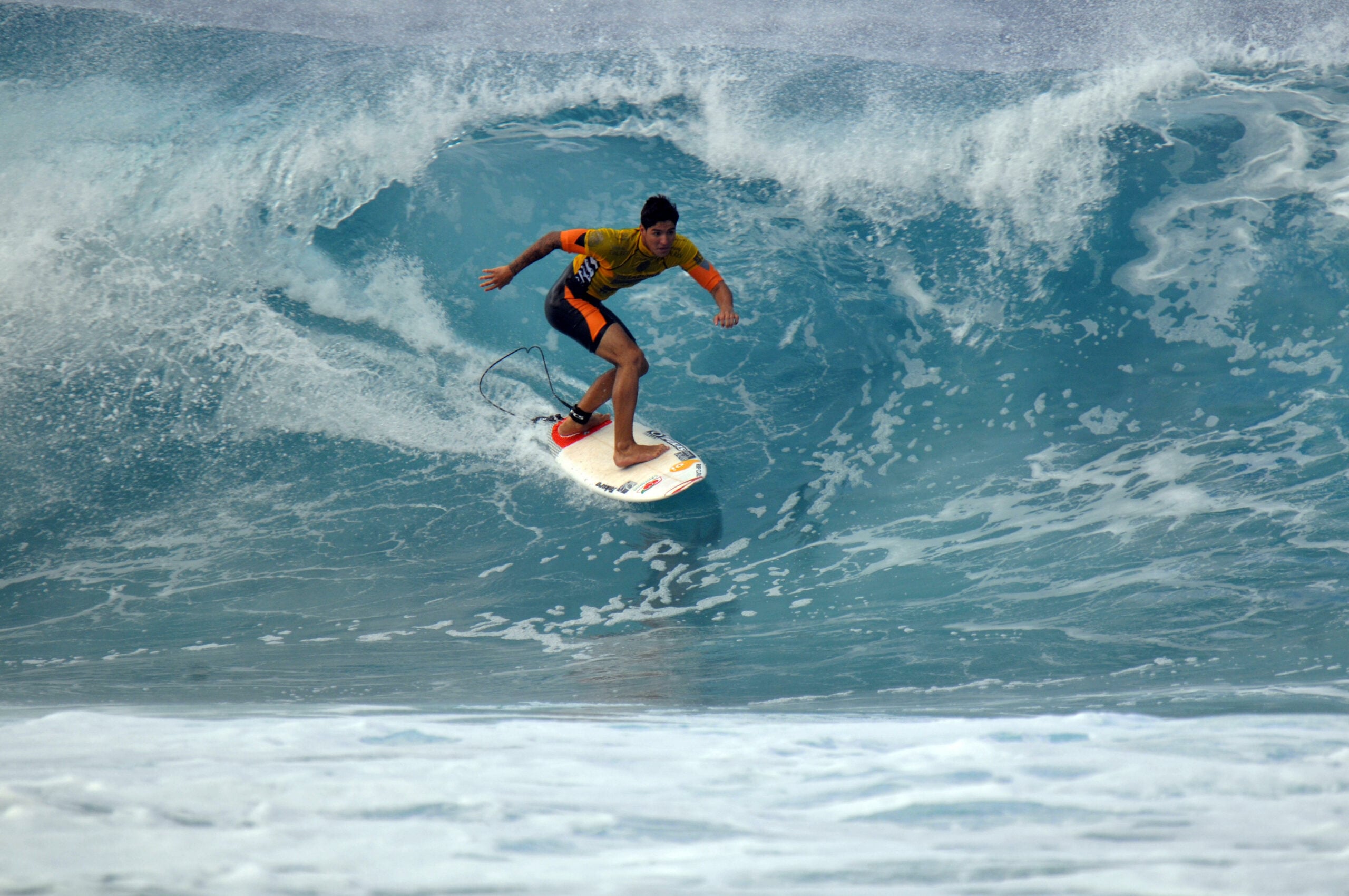 Gabriel Medina surfando