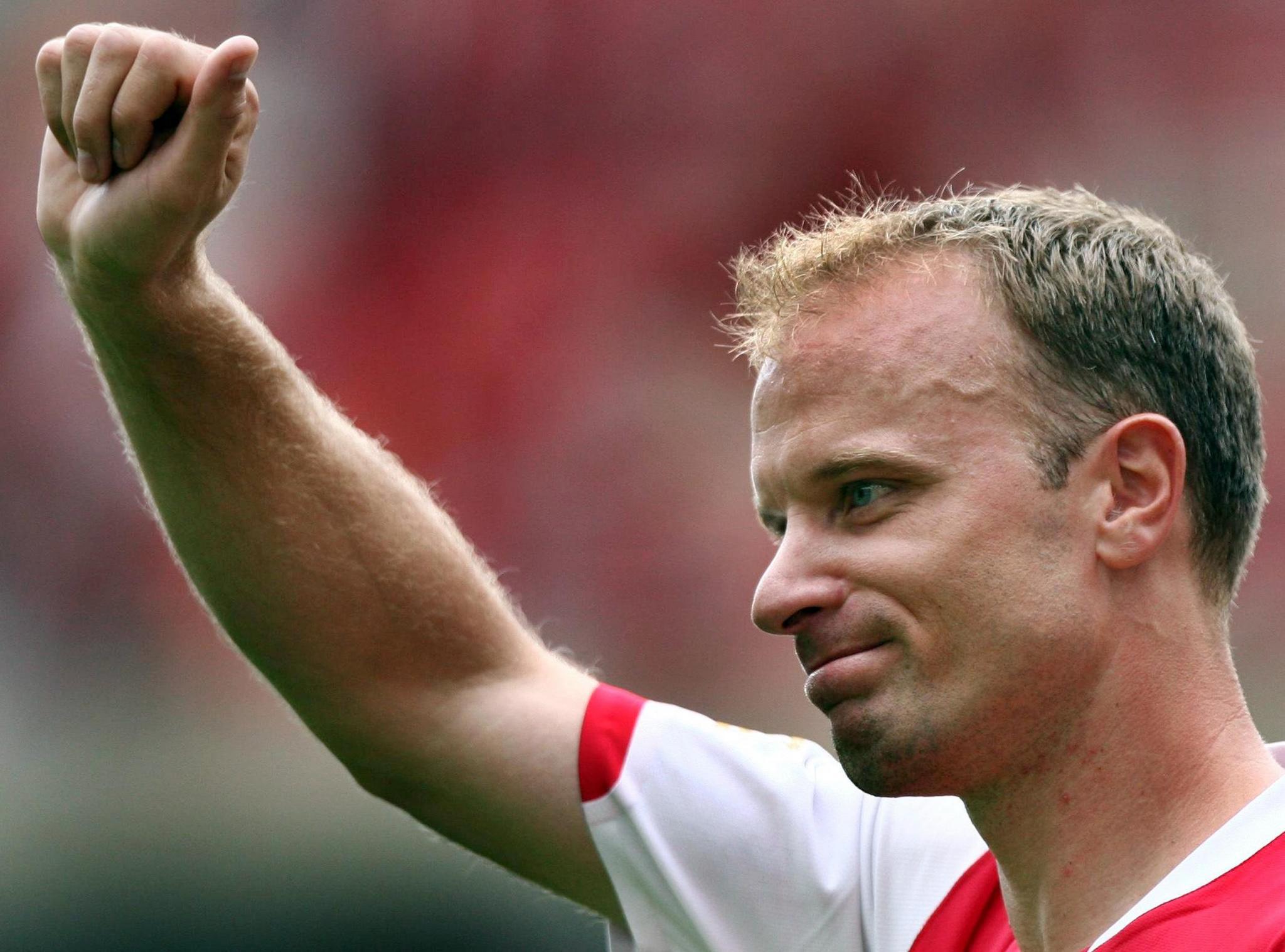 Dennis Bergkamp com mão para a cima