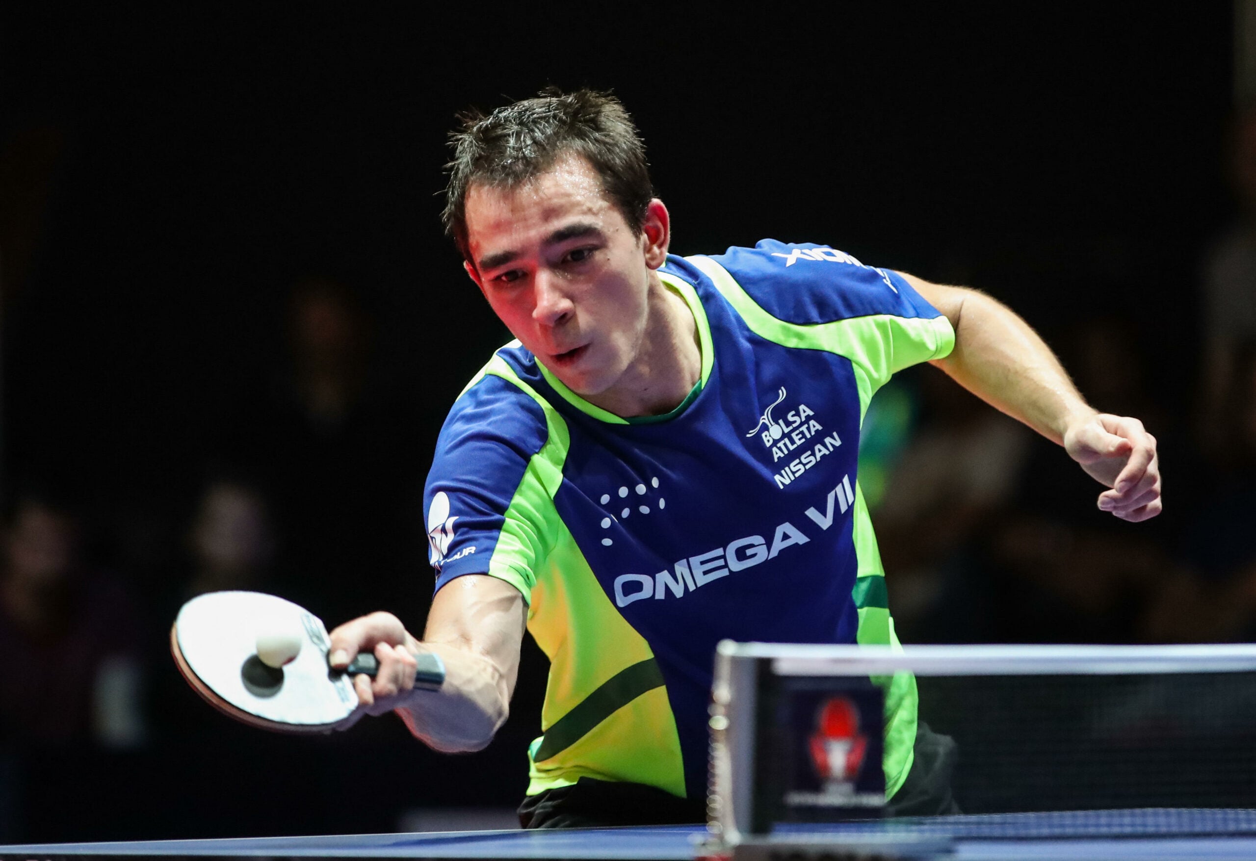 Hugo Calderano, do Brasil, devolve a bola durante uma partida de semifinal de simples masculino contra Dimitrij Ovtcharov, da Alemanha, no Aberto da República Tcheca de 2019 em Olomouc, República Tcheca, em 25 de agosto de 2019.