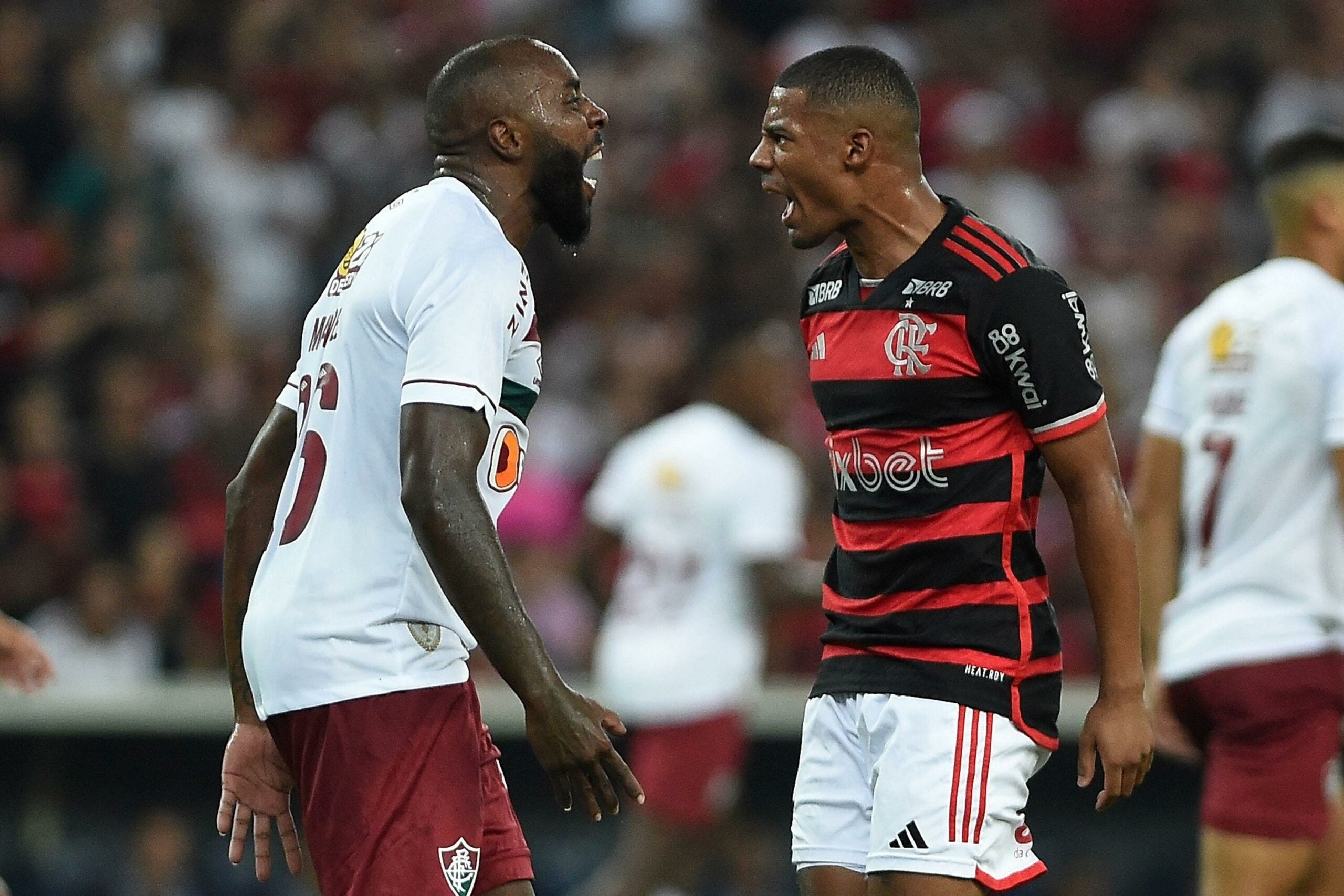 Palpite Flamengo x Fluminense; jogador do flamengo De La Cruz e jogador do Fluminense