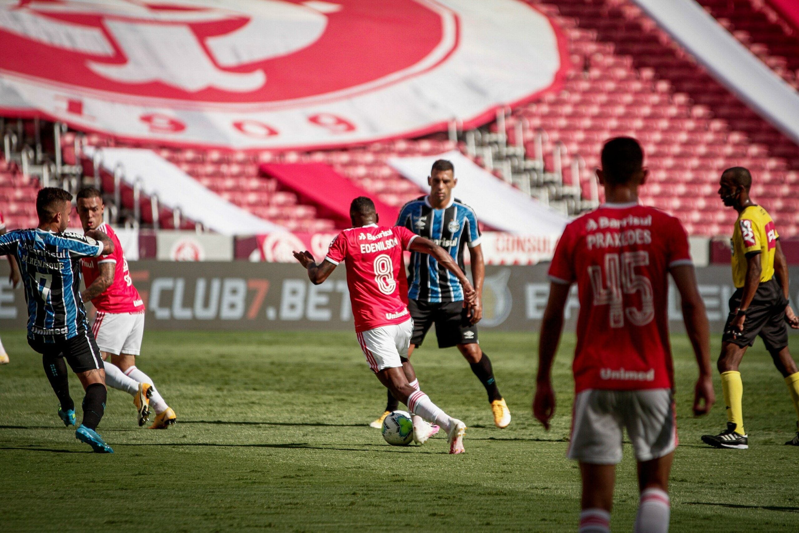 Jogo acontecendo no Estádio Beira-Rio, Internacional x Grêmio