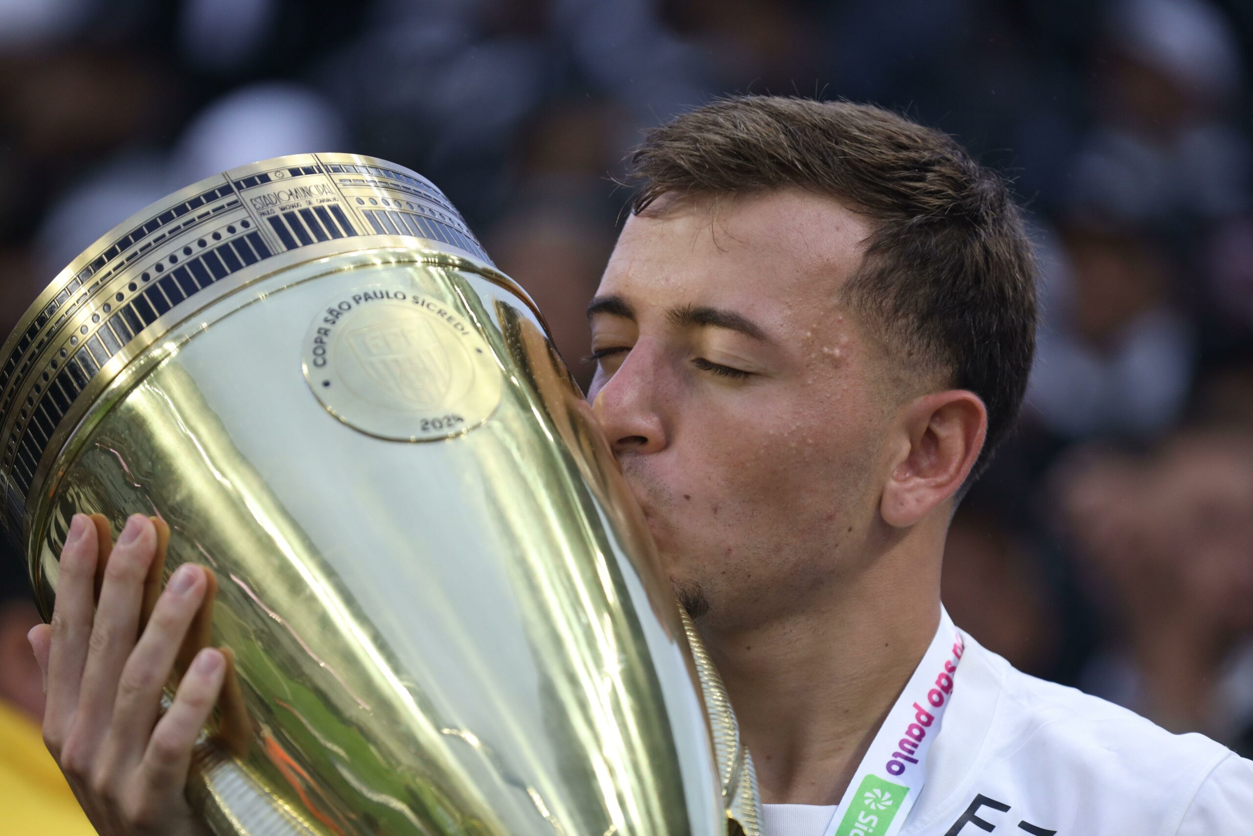 Ryan, do Corinthians, celebrando com taça da Copa São Paulo de Futebol Júnior