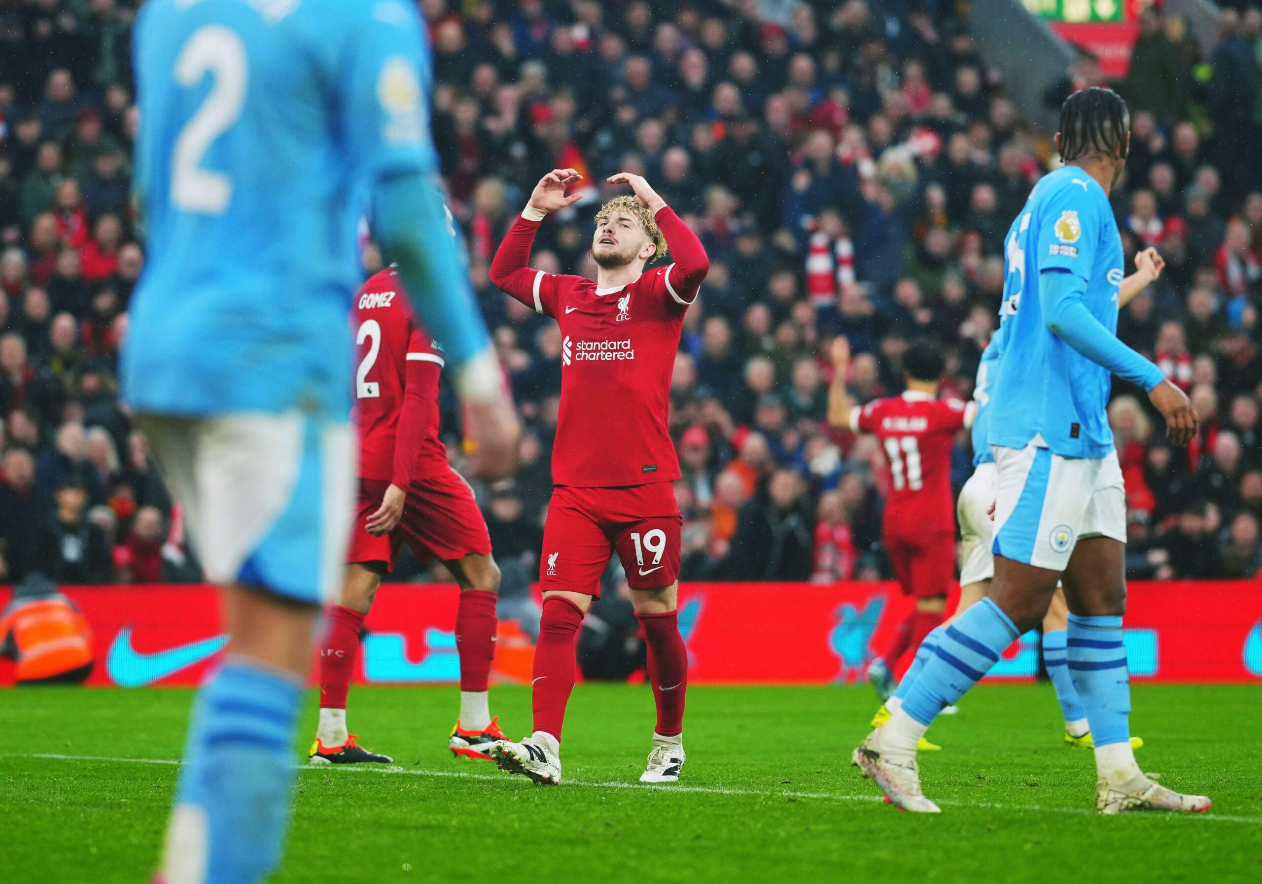 Harvey Elliott, do Liverpool, em jogo contra Manchester