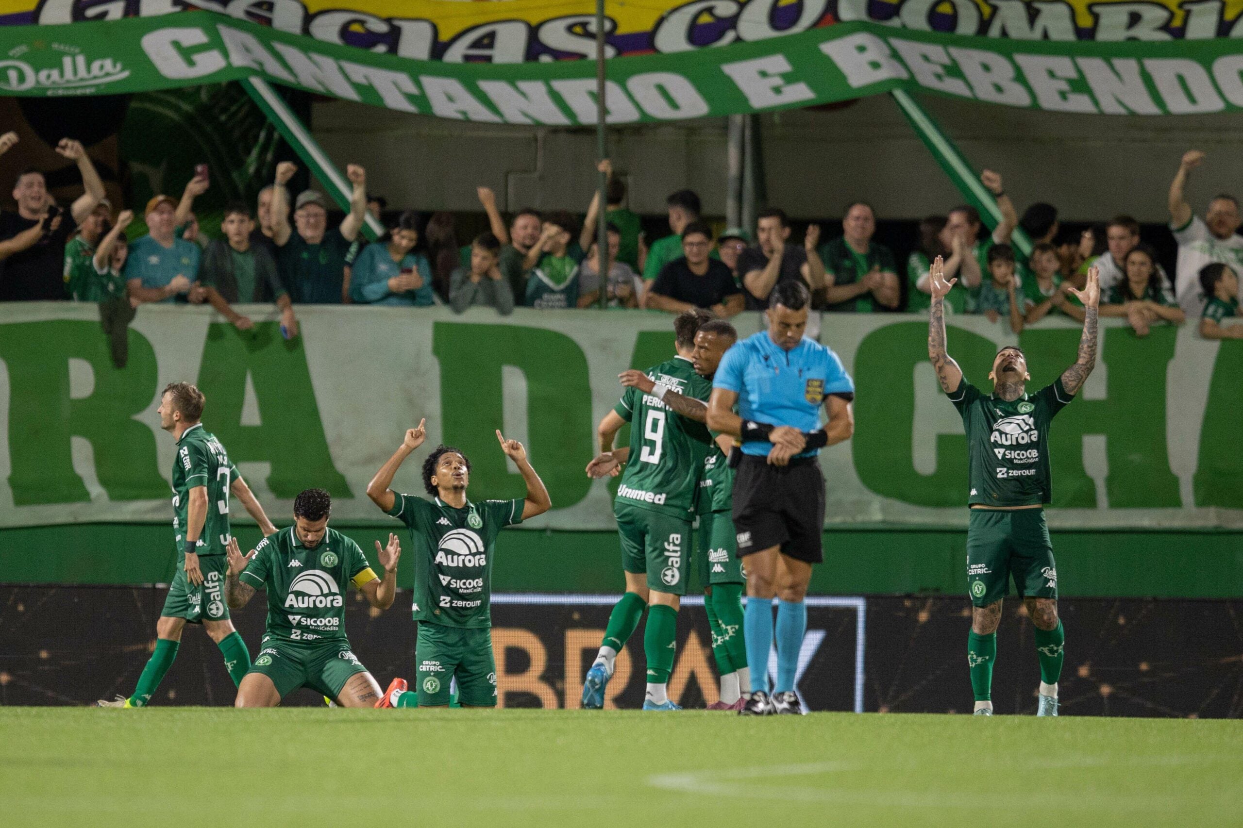 Série B Quem são os favoritos para o acesso à Primeira Divisão