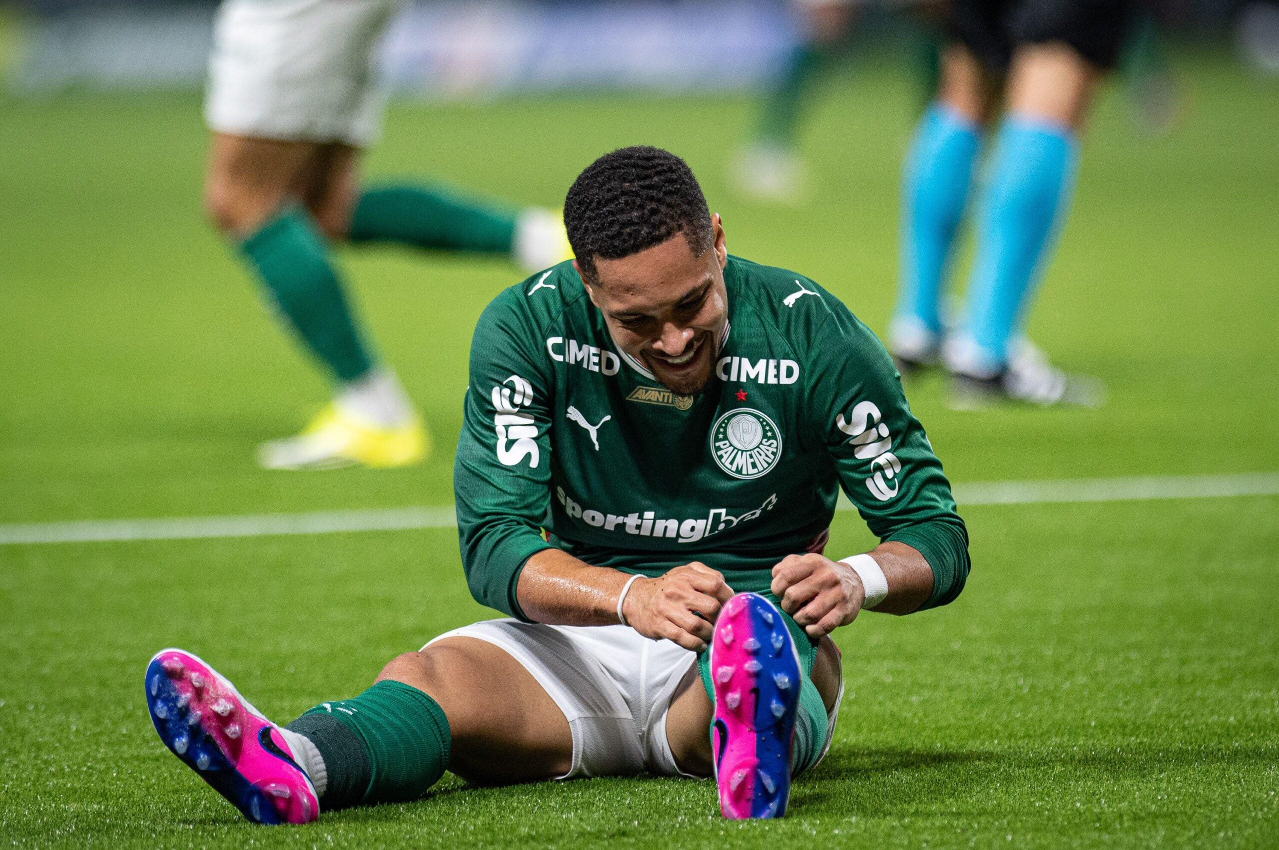Qual o status de Vitor Roque e Paulinho para a sequência da temporada do Palmeiras?